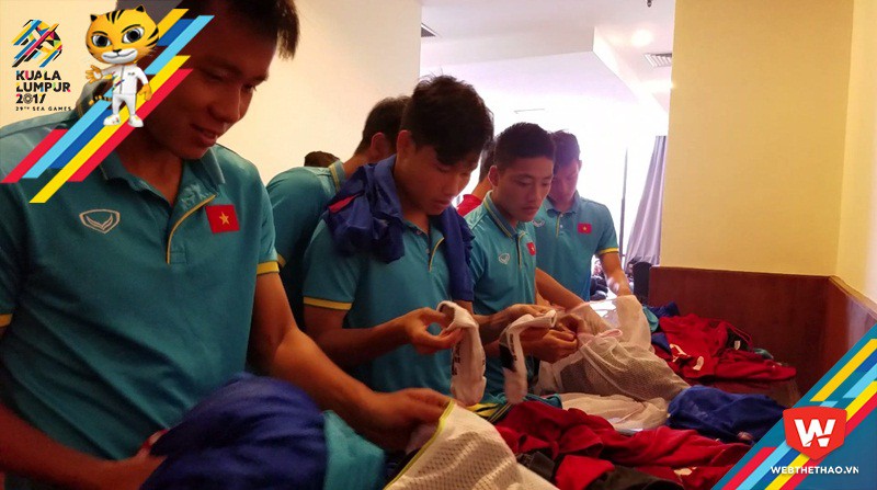 Các tuyển thủ tranh thủ nhận quần áo sau bữa trưa để có đủ quần áo cho các buổi tập Các tuyển thủ tranh thủ nhận quần áo sau bữa trưa để có đủ quần áo cho các buổi tập