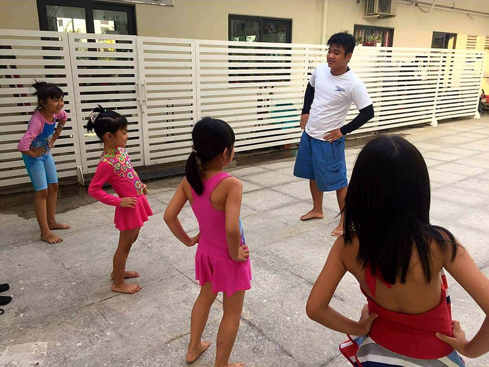 Ngọc Duy và Anh Khoa đều đang dạy bơi miễn phí cho các bé Ngọc Duy và Anh Khoa đều đang dạy bơi miễn phí cho các bé