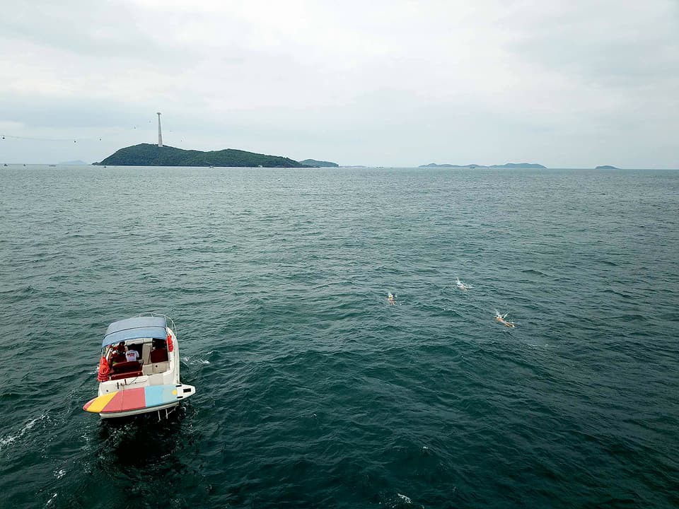Cano hỗ trợ nhóm bơi vượt biển 20km Cano hỗ trợ nhóm bơi vượt biển 20km