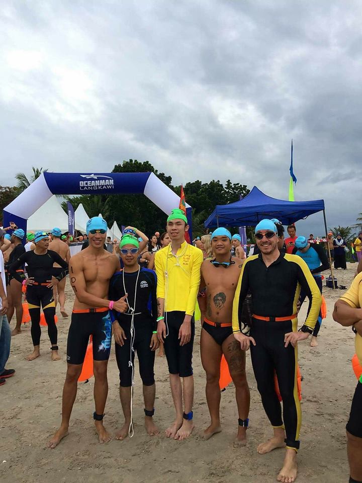 Lương Ngọc Duy (thứ 2 từ phải sang) chụp cùng với VĐV khiếm thị tại giải marathon bơi Oceanman Lương Ngọc Duy (thứ 2 từ phải sang) chụp cùng với VĐV khiếm thị tại giải marathon bơi Oceanman
