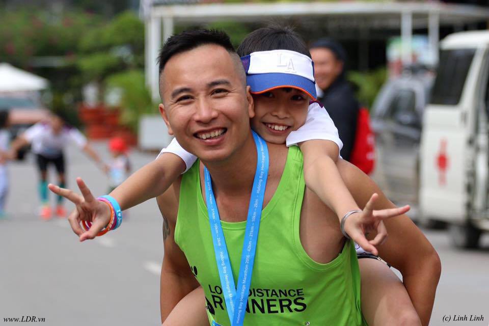 Tài xế Grab chạy "siêu marathon" 70km vì.. muốn con tránh xa tivi