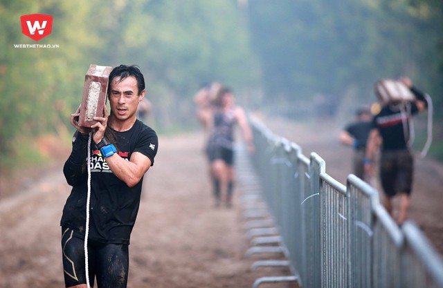 Theo chân các VĐV thi vượt chướng ngại vật Champion Dash