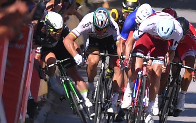 Tour de France 2017 chặng 4: Sagan "đánh cùi chỏ" Cavendish khiến cả 2 rời cuộc chơi