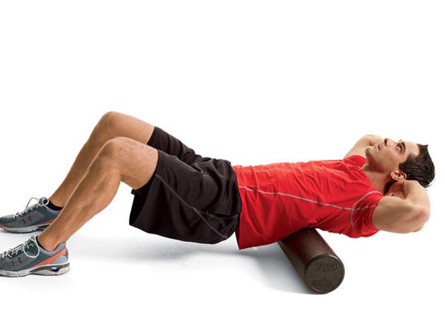 Lăn massage cơ lưng với foam roller Lăn massage cơ lưng với foam roller