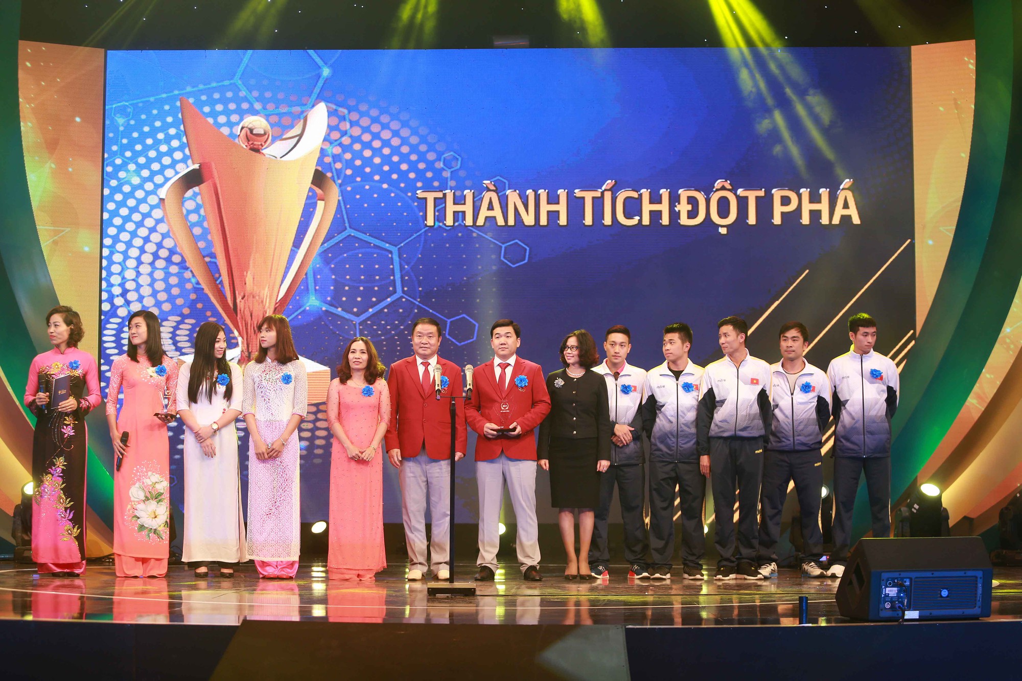 Trang Hạ: Cúp Chiến thắng gần sát cách tôn vinh của thế giới hiện đại