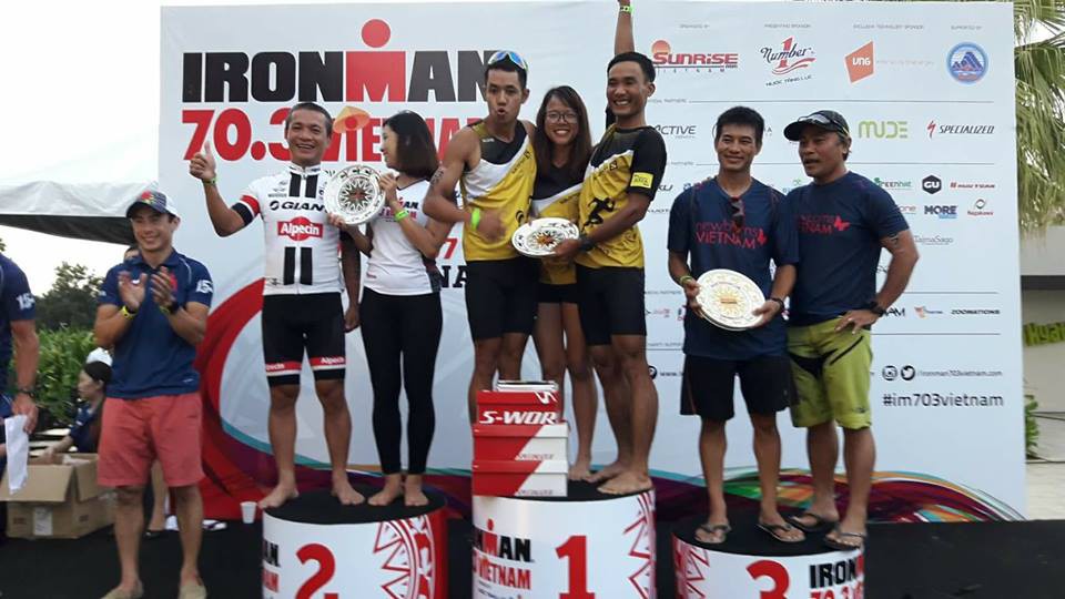 Tranh cãi nảy lửa chức vô địch đồng đội Ironman 70.3 Vietnam 2017