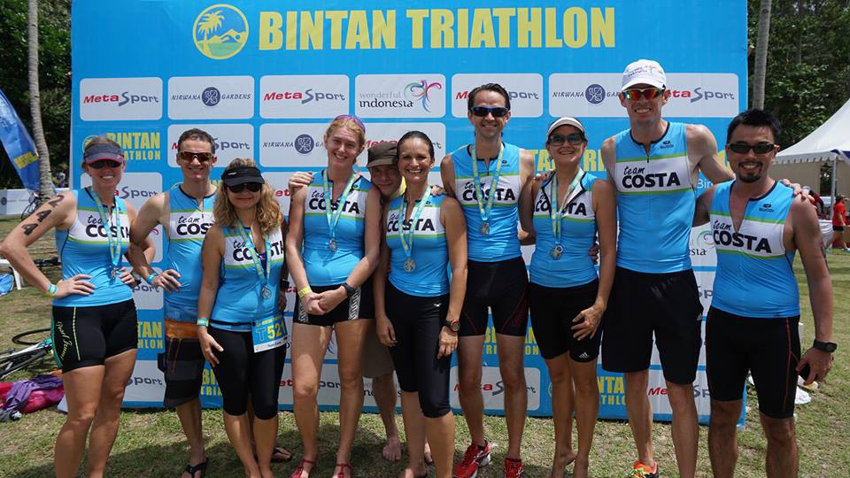 Người h&ugrave;ng Silvia Hajas (thứ 6 từ tr&aacute;i sang) tại giải Bintan Triathlon 2016