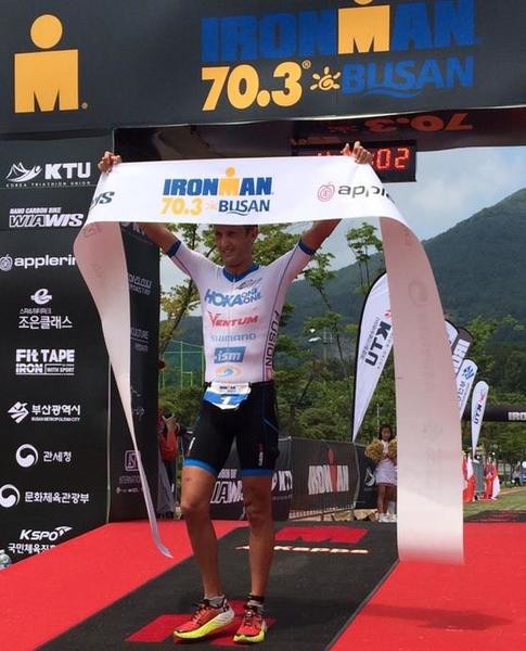 Kevin Collington lần đầu ti&ecirc;n v&ocirc; địch giải Ironman 70.3 tại Busan