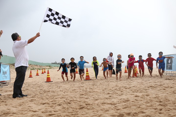 C&aacute;c triathlete nh&iacute; xuất ph&aacute;t