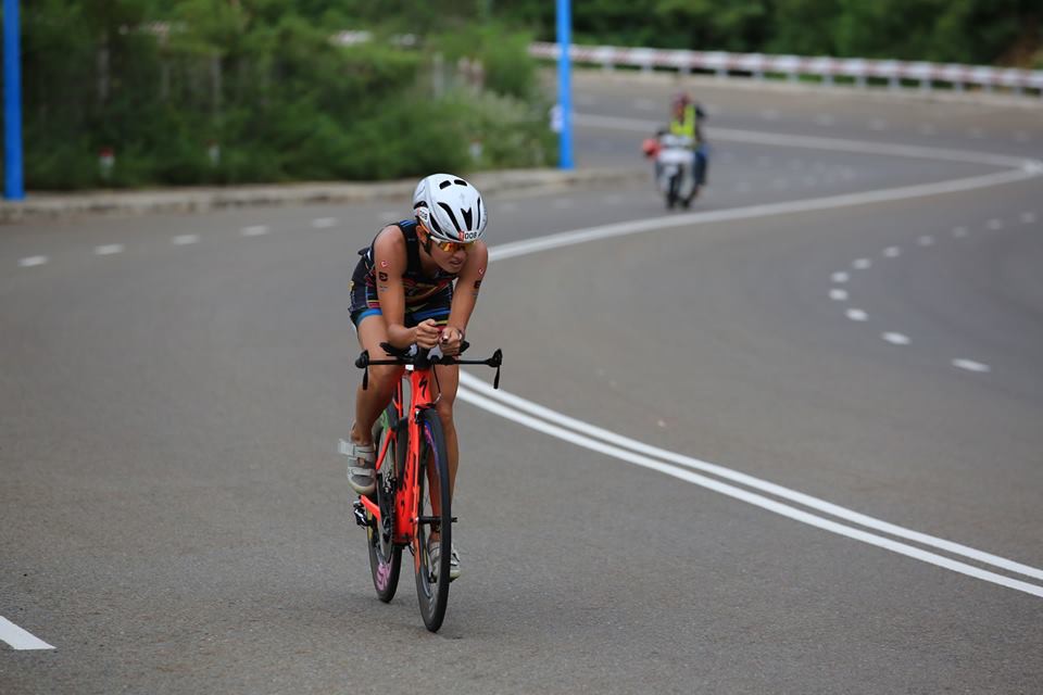 Xe v&agrave; bộ đồ thi đấu của nữ VĐV triathlon số 1 Philippines Monico Torres lu&ocirc;n rất sặc sỡ, nổi bật