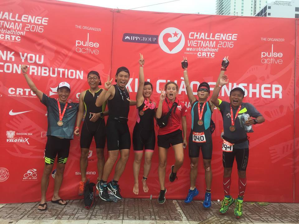 C&aacute;c VĐV triathlon H&agrave; Nội c&ugrave;ng đại diện BTC