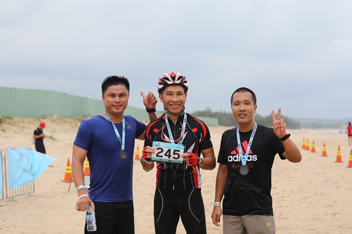 Triathlon l&agrave; m&ocirc;n thể thao thể hiện tinh thần đồng đội rất cao