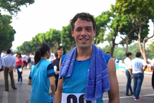 VĐV Hugo Page, gi&aacute;o vi&ecirc;n trường của LHQ gi&agrave;nh giải Nhất nội dung nam nước ngo&agrave;i.