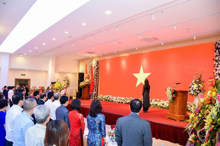 C&aacute;c đại biểu l&agrave;m lễ Ch&agrave;o cờ