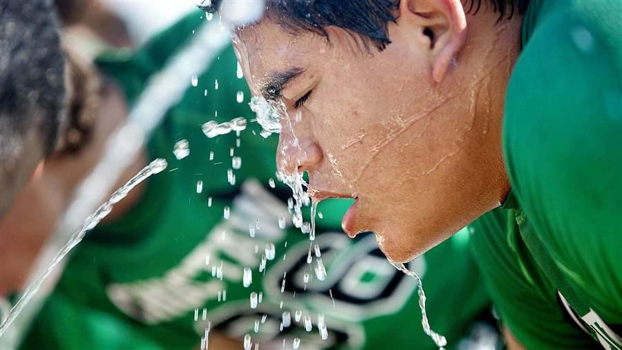 Môn bóng bầu dục là môn thể thao có tỉ lệ sốc nhiệt cao Môn bóng bầu dục là môn thể thao có tỉ lệ sốc nhiệt cao
