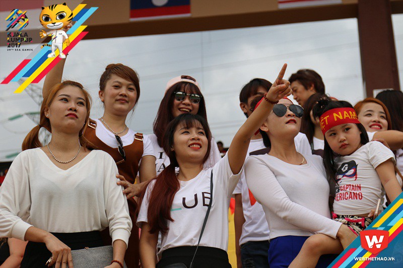 U22 VN chiến thắng, nữ CĐV dễ thương muốn...tỏ tình Xuân Trường