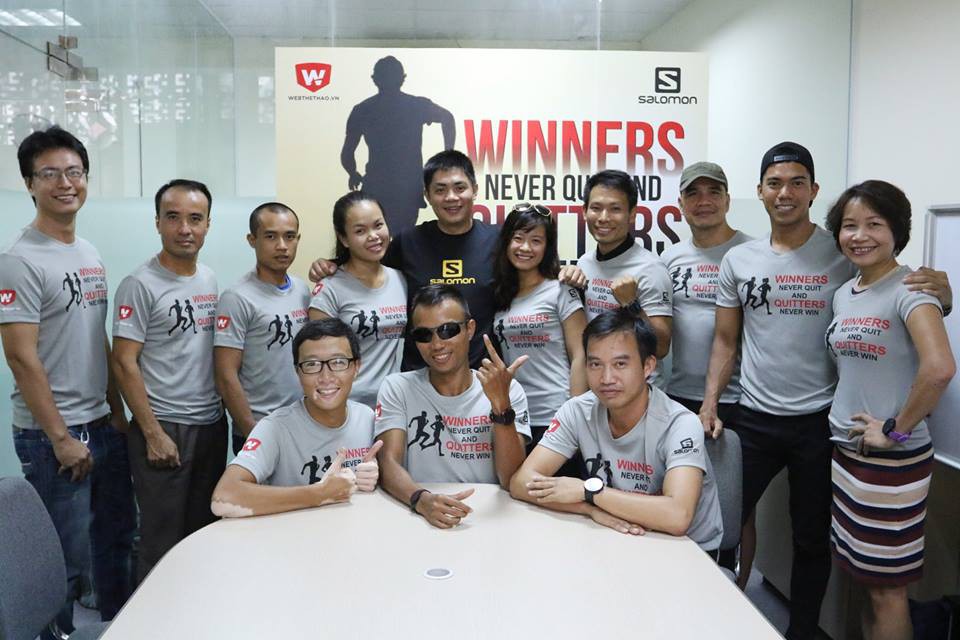 VĐV hào hứng nhận Bib và áo thi đấu giải chạy leo núi Vietnam Mountain Marathon