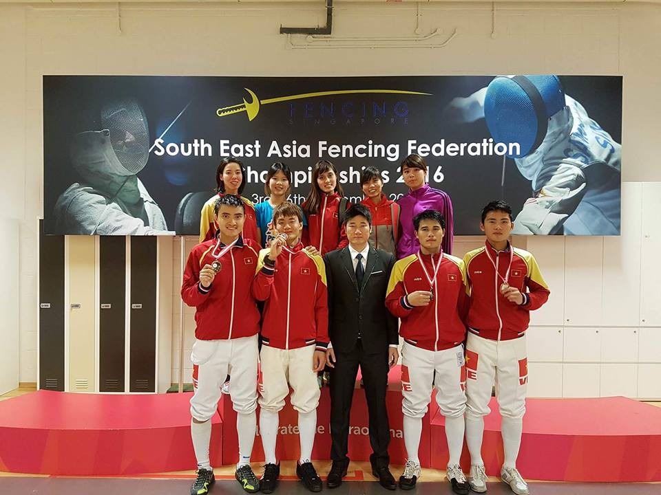Vũ Thành An (trái, hàng 1) cùng HLV Nguyễn Lê Bá Quang (giữa) và các đồng đội tại giải VĐ Đông Nam Á 2016, diễn ra ngay sau Olympic