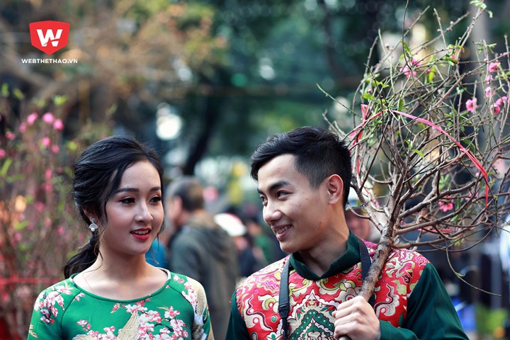 Cả hai chọn được một cành đào ưng ý Cả hai chọn được một cành đào ưng ý