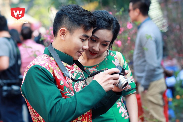 Bạn gái Khánh Linh xem lại những tác phẩm đầu tay của Phước Hưng với chiếc máy mới Bạn gái Khánh Linh xem lại những tác phẩm đầu tay của Phước Hưng với chiếc máy mới