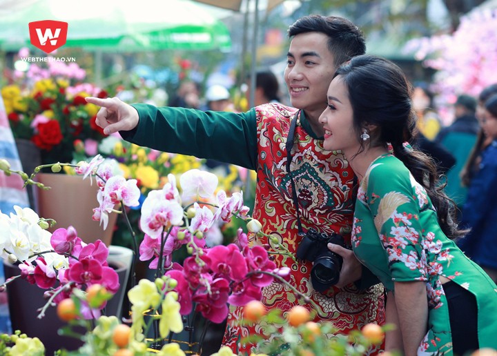 Đôi bạn trẻ mất khá nhiều thời gian khi đi qua những gian hàng bày chậu hoa đẹp Đôi bạn trẻ mất khá nhiều thời gian khi đi qua những gian hàng bày chậu hoa đẹp