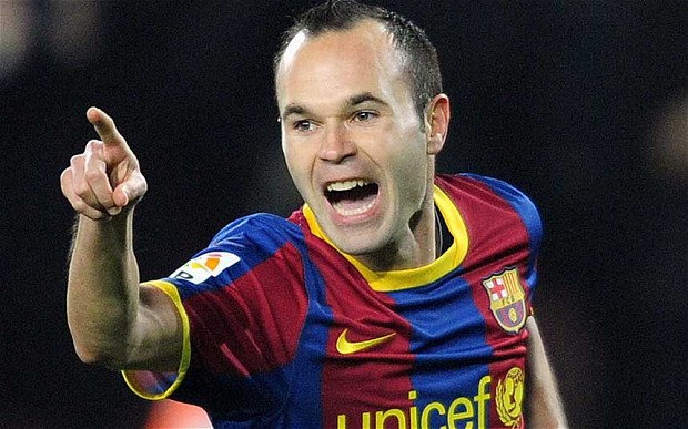 Iniesta chơi thế nào khi bị “ném” vào sân futsal?