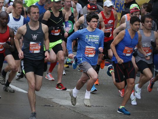 Benjamin (đeo kính, áo xanh) chạy đua half-marathon trên dép Crocs Benjamin (đeo kính, áo xanh) chạy đua half-marathon trên dép Crocs