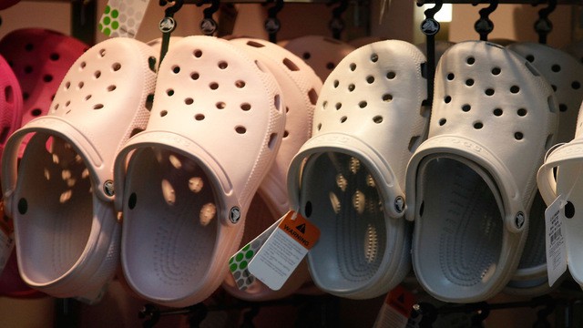 Môi đôi giày chạy bình thường ở Mỹ giá khoảng 70$, so với 20$ cho một đôi Crocs Môi đôi giày chạy bình thường ở Mỹ giá khoảng 70$, so với 20$ cho một đôi Crocs