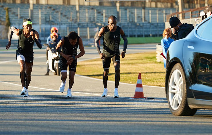 Từ tr&aacute;i qua phải, Lesisa Desisa, Zersenay Tadese v&agrave; Eliud Kipchoge