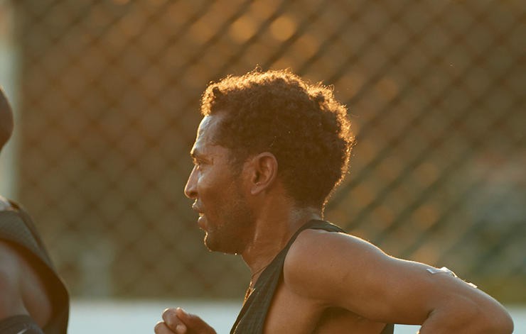 Người đang nắm kỷ lục thế giới ở cự ly half-marathon, Zersenay Tadese, về đ&iacute;ch với thời gian 59:41