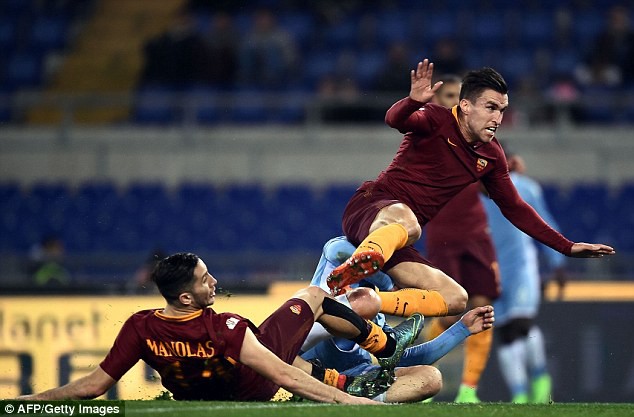 Thắng derby cách biệt, Lazio đặt một chân vào chung kết Cúp Ý