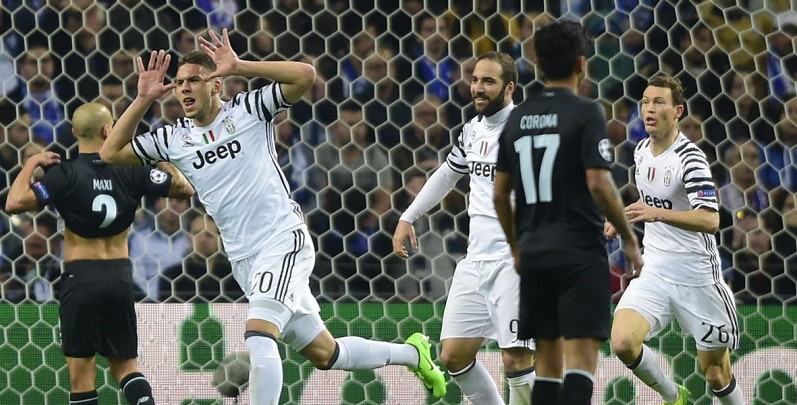Ghi 2 bàn trong 2 phút, Juventus vượt qua 10 cầu thủ Porto
