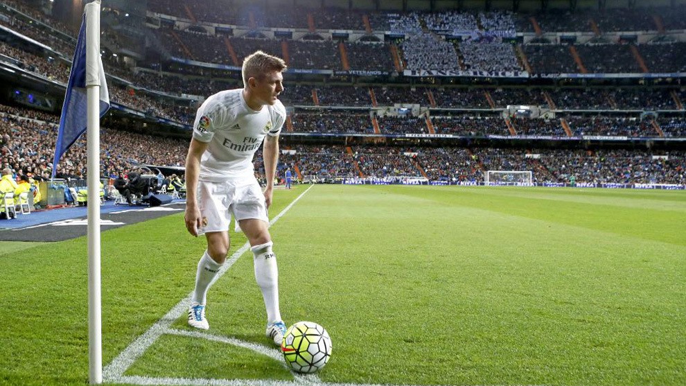 Làm thế nào để đá phạt góc "nét" và hiệu quả như Toni Kroos?