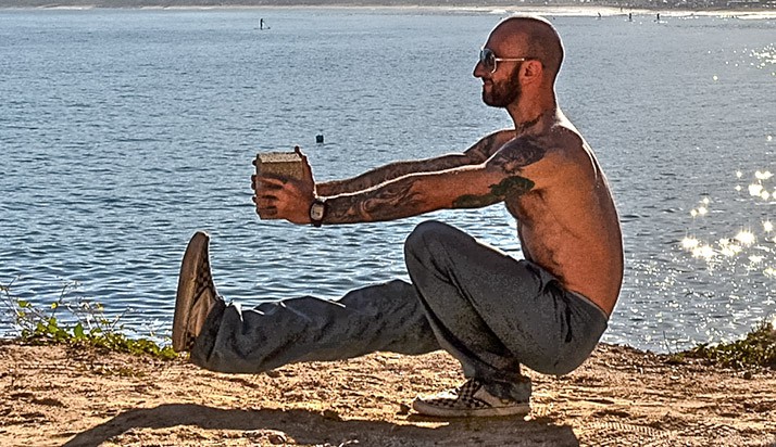 Pistol squat đòi hỏi sức mạnh, sự cân bằng và sức chịu đựng tốt Pistol squat đòi hỏi sức mạnh, sự cân bằng và sức chịu đựng tốt