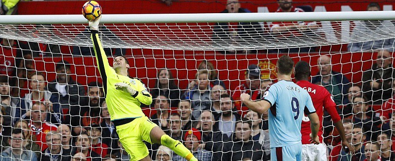 Ngày về Old Trafford, Heaton buộc Ibra và Pogba làm nền cho mình