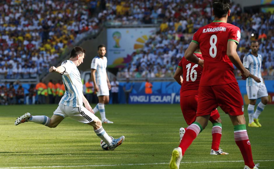 Messi tạo n&ecirc;n đường cong ảo diệu v&agrave;o lưới Iran