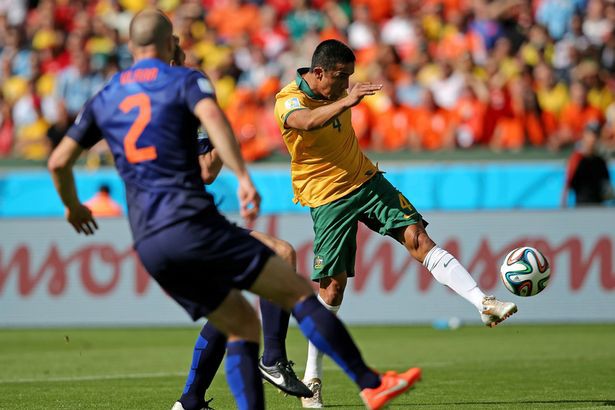 Australia chỉ mất 1 ph&uacute;t sau để quay lại với trận đấu với pha volley tuyệt vời của cầu thủ kỳ cựu Tim Cahill.