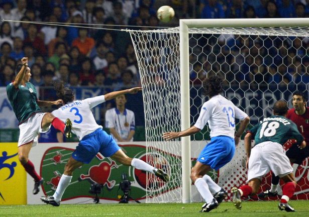 Jared Borgetti có pha đánh đầu khiến Buffon chết lặng tại World Cup 2002 Hình ảnh Jared Borgetti có pha đánh đầu khiến Buffon chết lặng tại World Cup 2002
