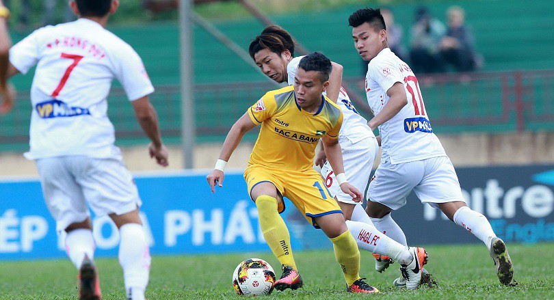 Video: Pha lốp bóng ngoài vòng cấm của Phi Sơn "đỉnh" nhất vòng 21 V.League 2017