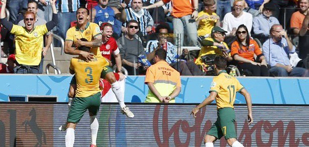Video 50 bàn đẹp nhất lịch sử World Cup: Cú volley hiểm hóc của Tim Cahill