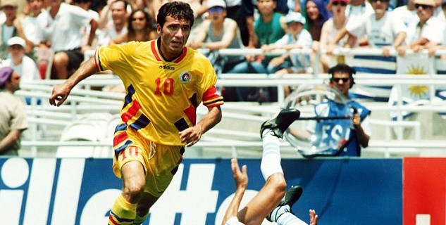 Video 50 bàn đẹp nhất lịch sử World Cup: Hagi tài hoa và tuyệt tác là vàng rơi