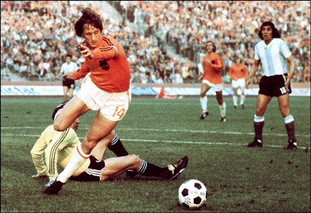 Video 50 bàn đẹp nhất lịch sử World Cup: Khoảnh khắc ma thuật của Johan Cruyff