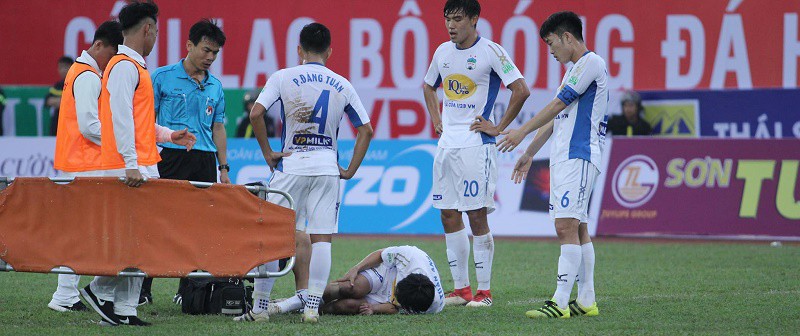 Video: Tuấn Anh đau đớn rời sân sau pha va chạm mạnh với đồng đội