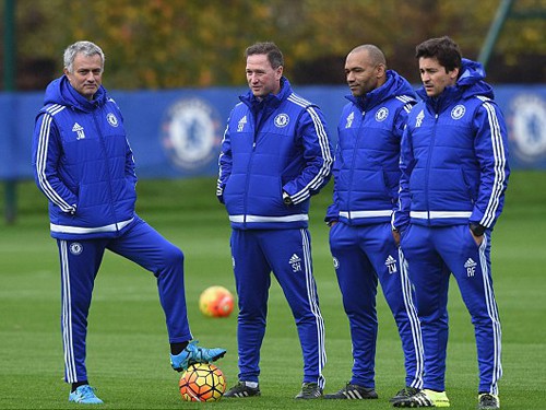 Mourinho v&agrave; c&aacute;c trợ l&yacute;.