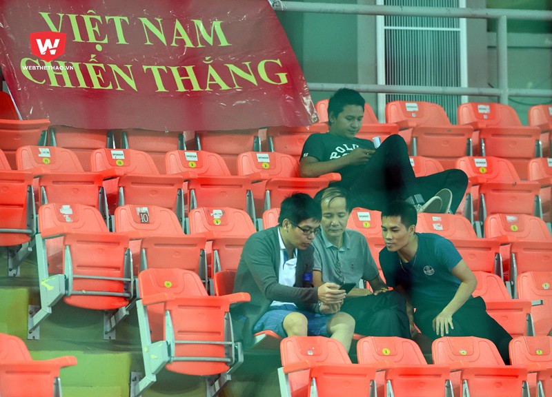 Trận đấu n&agrave;y cũng c&oacute; một số CĐV Việt Nam đến cổ vũ ccho đo&agrave;n qu&acirc;n &aacute;o đỏ.