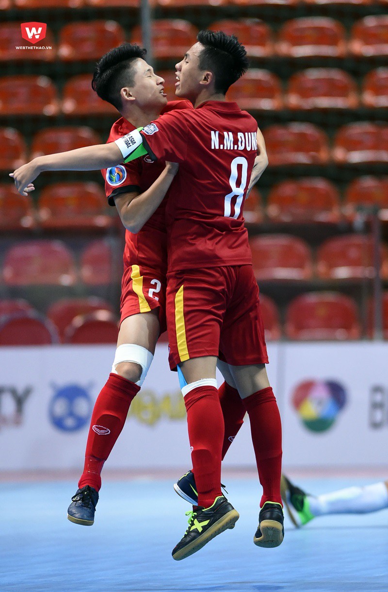 Cuối c&ugrave;n sau những pha h&atilde;m th&agrave;nh li&ecirc;n tiếp, c&aacute;c cầu thủ U20 futsal VN đ&atilde; c&oacute; b&agrave;n thắng n&acirc;ng tỷ s&ocirc; 3-2 ở ph&uacute;t 30 do c&ocirc;ng của Quang Vinh (số 2)...