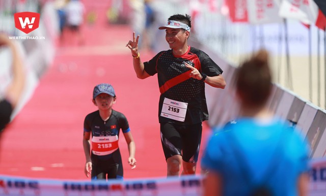 ...nhưng tại Ironkids thì họ lại thể hiện một hình ảnh trái ngược hoàn toàn, thậm chí còn nhí nhảnh hơn cả những triathlete nhí đang vô cùng ''vất vả''. ...nhưng tại Ironkids thì họ lại thể hiện một hình ảnh trái ngược hoàn toàn, thậm chí còn nhí nhảnh hơn cả những triathlete nhí đang vô cùng ''vất vả''.
