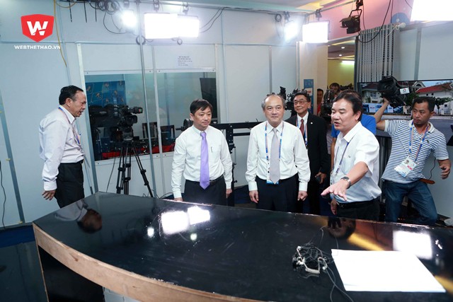 Kết th&uacute;c buổi lễ, c&aacute;c đại biểu đi tham quan trường quay truyền h&igrave;nh của VTV phục vụ Đại hội