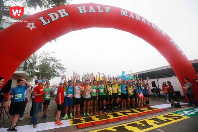 Để rồi sau đ&oacute;, c&aacute;c runner tham dự nội dung 21km l&agrave; những người xuất ph&aacute;t trong sự h&ograve; reo cổ vũ của rất nhiều CĐV hai b&ecirc;n đường chạy.