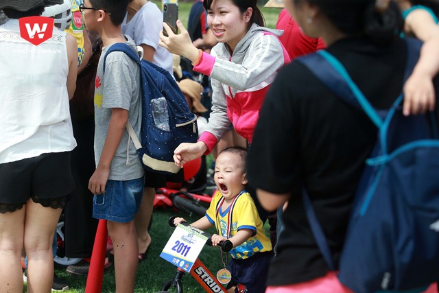 Hay mẹ thì vô tư ''tự sướng'' còn con thì vô tư ngáp vì bị gọi dậy từ sớm để đi ''tổ lái''. Hay mẹ thì vô tư ''tự sướng'' còn con thì vô tư ngáp vì bị gọi dậy từ sớm để đi ''tổ lái''.